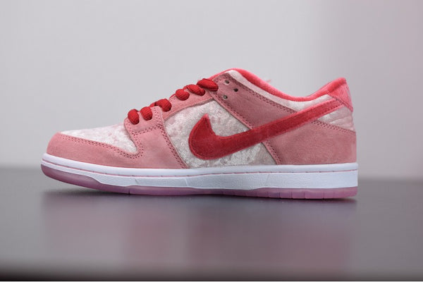 SB DUNK LOW SP STRANGE LOVE