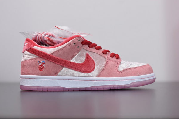 SB DUNK LOW SP STRANGE LOVE