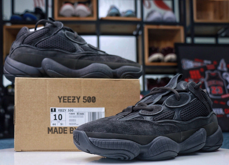 Yeezy 500
Shadow Black